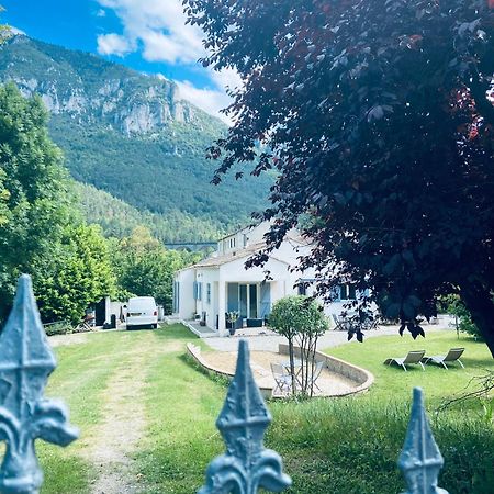 Private Riverside Villa With Breathtaking Views Axat Екстериор снимка