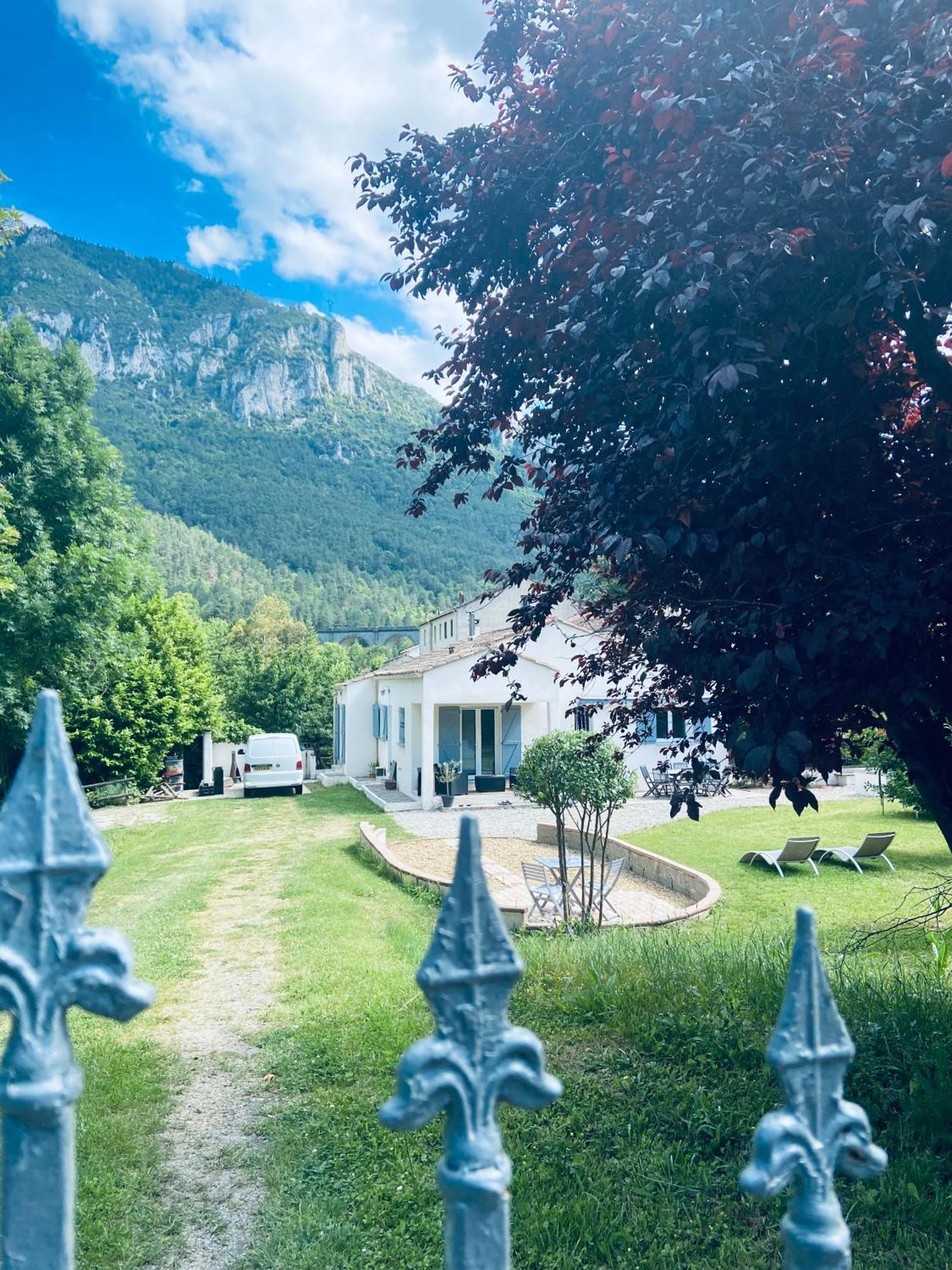Private Riverside Villa With Breathtaking Views Axat Екстериор снимка